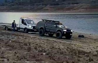 Çamura saplanan oto kurtarıcıyı pikap kurtardı