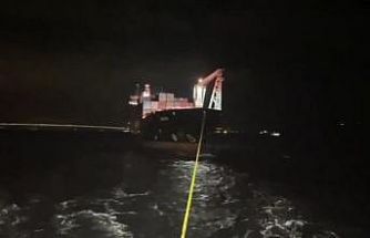 Çanakkale Boğazı’ndan geçen konteyner gemisi makine arızası nedeniyle demirletildi