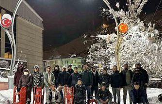 Çatak’ta çocuklar kar katilini eğlenceye dönüştürdü