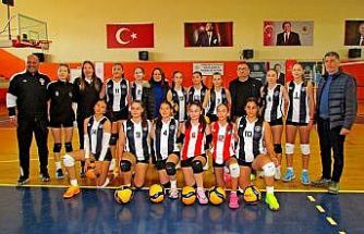 Çeşme Belediyespor Küçük Kız Voleybol Takımı şampiyonluğunu ilan etti