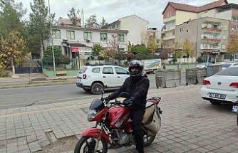 Ceza yedi, kaskı başına geçirerek motosiklet sürücülerine uyarıda bulundu