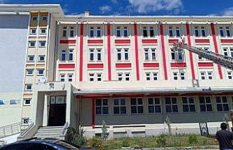 Çiftlik Anadolu İmam Hatip Lisesi’nde örnek davranış: Okul Müdür Yardımcısı binayı kendi boyadı