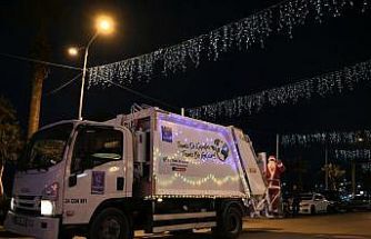 Çöp kamyonlarını ışıklarla süsleyen Kuşadası Belediyesi, yeni yılda çevre temizliğine dikkat çekti