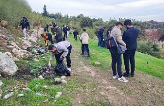 Çöpleri belediye yerine gönüllüler topladı