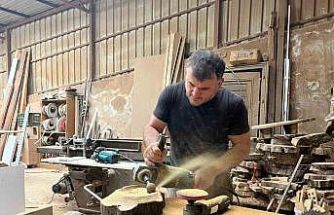 Çürümüş zeytin ağaçlarını sanat eserine dönüştürüyor