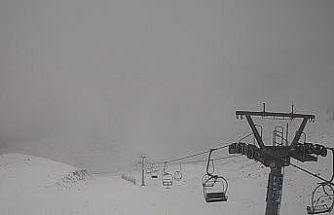 Davraz Kayak Merkezine mevsimin ilk karı düştü bazı noktalarda beyaza bürüdü