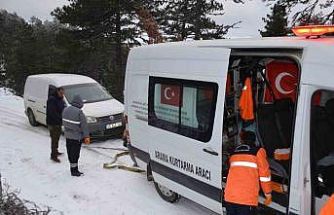 Demirci’de kar nedeniyle yolda mahsur kalan 3 avcı kurtarıldı
