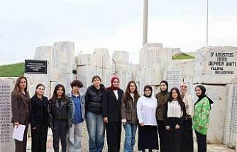 Deprem Anıtı’nda gençlerden anlamlı çalışma