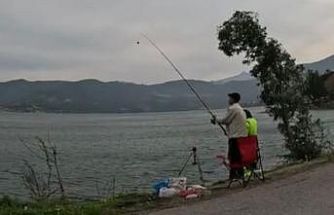 Derbent Barajı’nda 300 amatör balıkçı gökkuşağı alabalığı için yarıştı