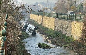 Dere yatağına devrilen beton mikserinin sürücüsü yaralandı