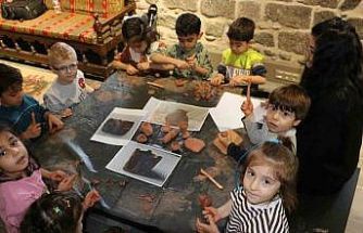 Diyarbakır İçkale Müzesi’nde kurulan çocuk atölyesinde çocuklar kendi eserlerini yapıp sergiliyor