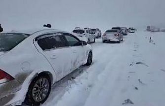 Diyarbakır’da iki gündür devam eden kar trafiği felç etti