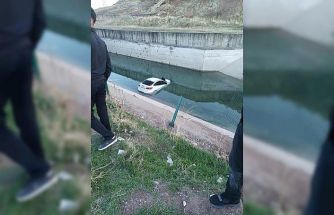 Diyarbakır’da otomobil su kanalına uçtu