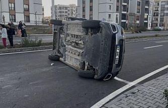Diyarbakır’da trafik kazası: Araç yan yattı, 2 kişi yaralandı
