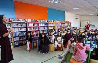 Doğan Hızlan Kütüphanesi’nde imza etkinliği