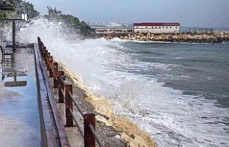 Doğu Akdeniz’de dev dalgalar kıyıları dövdü