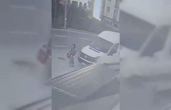 Dolmuş bekleyen kadın minibüsün altında böyle kaldı