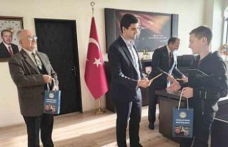 Dumlupınar’da bilgi yarışmasında dereceye giren öğrenciler ödüllerini aldı