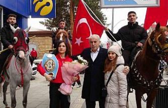 Dünya Boks Şampiyonu Turhan, memleketi Bayburt’ta davul zurnayla karşılandı