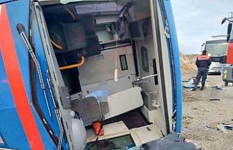 (Düzeltme) Cezaevi nakil aracı devrildi, 7 jandarma ve 2 Adalet Bakanlığı personeli yaralandı