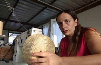 El işiyle ilmik atarak para kazanan 4 çocuklu anne, evlatlarına ve engelli eşine kendi emeğiyle bakıyor