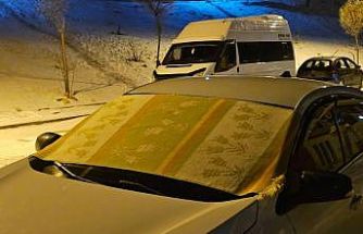 Elazığ’da dondurucu soğuklara karşı araç camları kilimle korunuyor