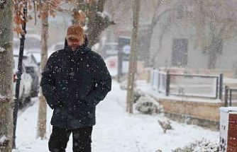 Elazığ’da kar yağışı sürüyor: 4 bin yıllık tarihi Harput beyaza büründü