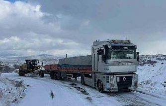 Elazığ’da yolda kalan araçlar kurtarıldı