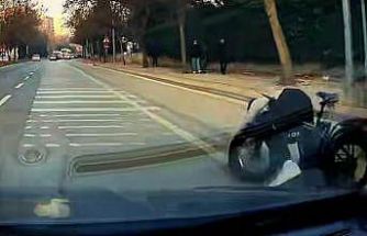 Eli cebinde bisikletle giderken araba altında kalmaktan son anda kurtuldu