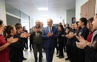 Emekli olan okul müdürünü öğrencileri alkışlarla uğurladı: Gözyaşlarına hakim olamadı