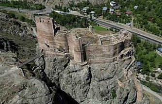 Engüzekkapı Kalesi bin yıllık ihtişamıyla ziyaretçilerini bekliyor