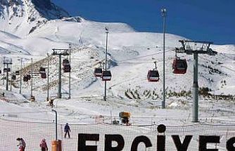 Erciyes’te kayak sezonu açıldı, kayakseverler pistlere akın etti