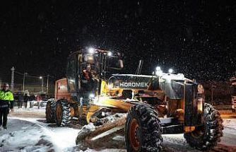 Erzincan Valisi karla mücadele çalışmalarını sahada takip etti