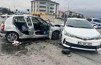 Erzincan’da iki otomobil çarpıştı: 2 yaralı