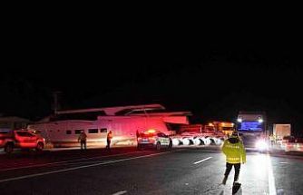 Erzurum’da yat yüklü tır karayolunu kapattı: Karşılarında yatı görenler şaşırdı