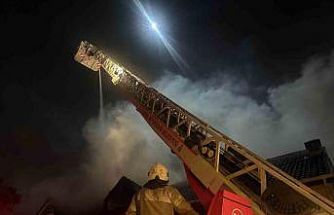 Esenyurt’ta villanın çatı katındaki yangın bitişiğindeki eve sıçradı