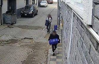 Eskişehir’de 2 çocuk apartman önündeki damacanaları çaldı