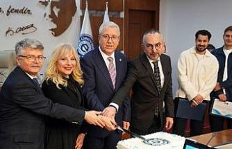 EÜ Senatosu’nda gururlandıran başarı pastayla kutlandı