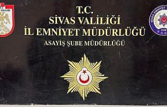 Evlilik vaadiyle dolandırdılar, kaçamadan yakalandılar