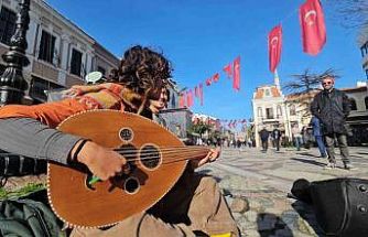 Evrensel dil olan müzikle hem geziyor hem de geçimlerini sağlıyorlar