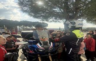 Ezine’de jandarmadan öğrenci ve öğretmenlere trafik bilgilendirmesi