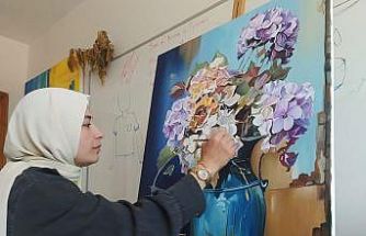 Fatsalı kadın ressam, çocukluk hayallerini tuvale yansıtıyor