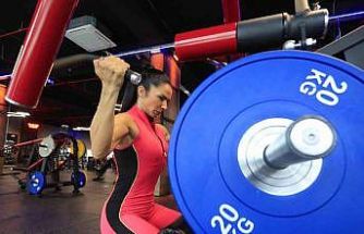 Feryal öğretmenin eğitimden dünya sahnesine fitness başarısı