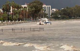 Finike’de fırtına sebebiyle tekne kıyıya sürüklendi, denizin rengi çamura döndü