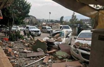 Fırtınanın etkisiyle yıkılan duvar 3 otomobile ve 1 motosiklet zarar verdi