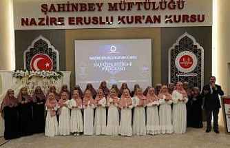 Gaziantep’te 16 öğrenci icazet merasiminde hafızlık belgelerini aldı