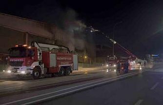 Gaziantep’te ambalaj fabrikasında yangın: 1 işçi dumandan etkilendi