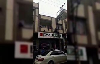 Gaziantep’te yürekleri ağza getiren an: Balkonda asılı kalan çocuğu kurtardı