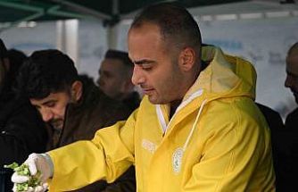 Gaziosmanpaşa’da Başkan Vekili Karadeniz’den Hamsi Festivalinde gitar sürprizi