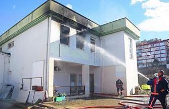 Gençlik merkezi çıkan yangında kullanılamaz hale geldi